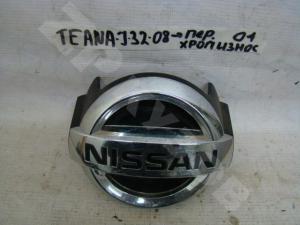 Teana J32 08-13 Эмблема Передняя
