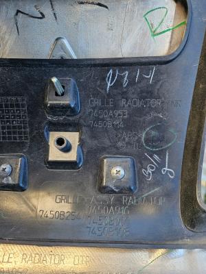 Mitsubishi L200 K6,K7 96-06 Решетка радиатора RH