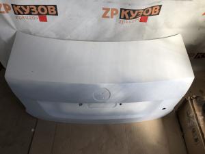 VW Polo Sed RUS 2010-2020 Крышка багажника с отверстием под ключ